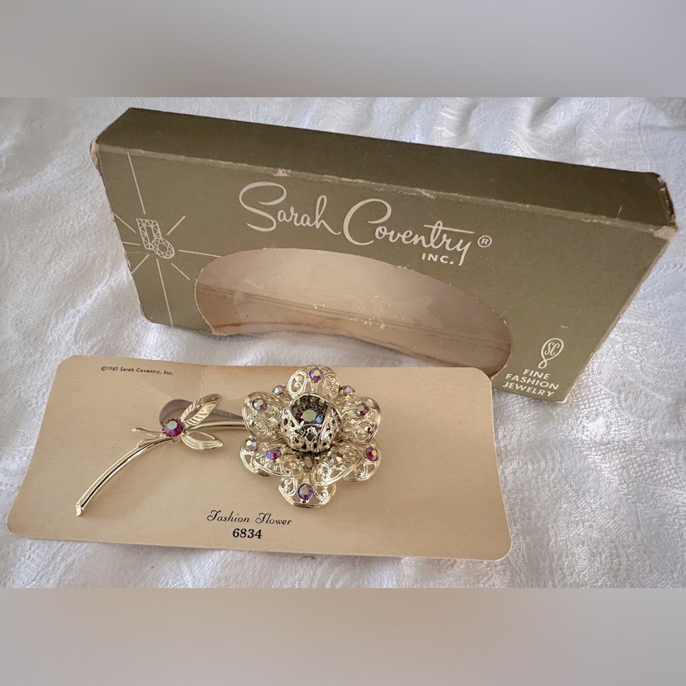 Sarah Coventry Flower goldtone filigree Brooch purple AB rhinestone original box